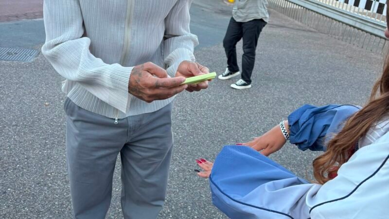 Fã brasileira encanta Hamilton com unhas estilizadas antes do GP da Holanda