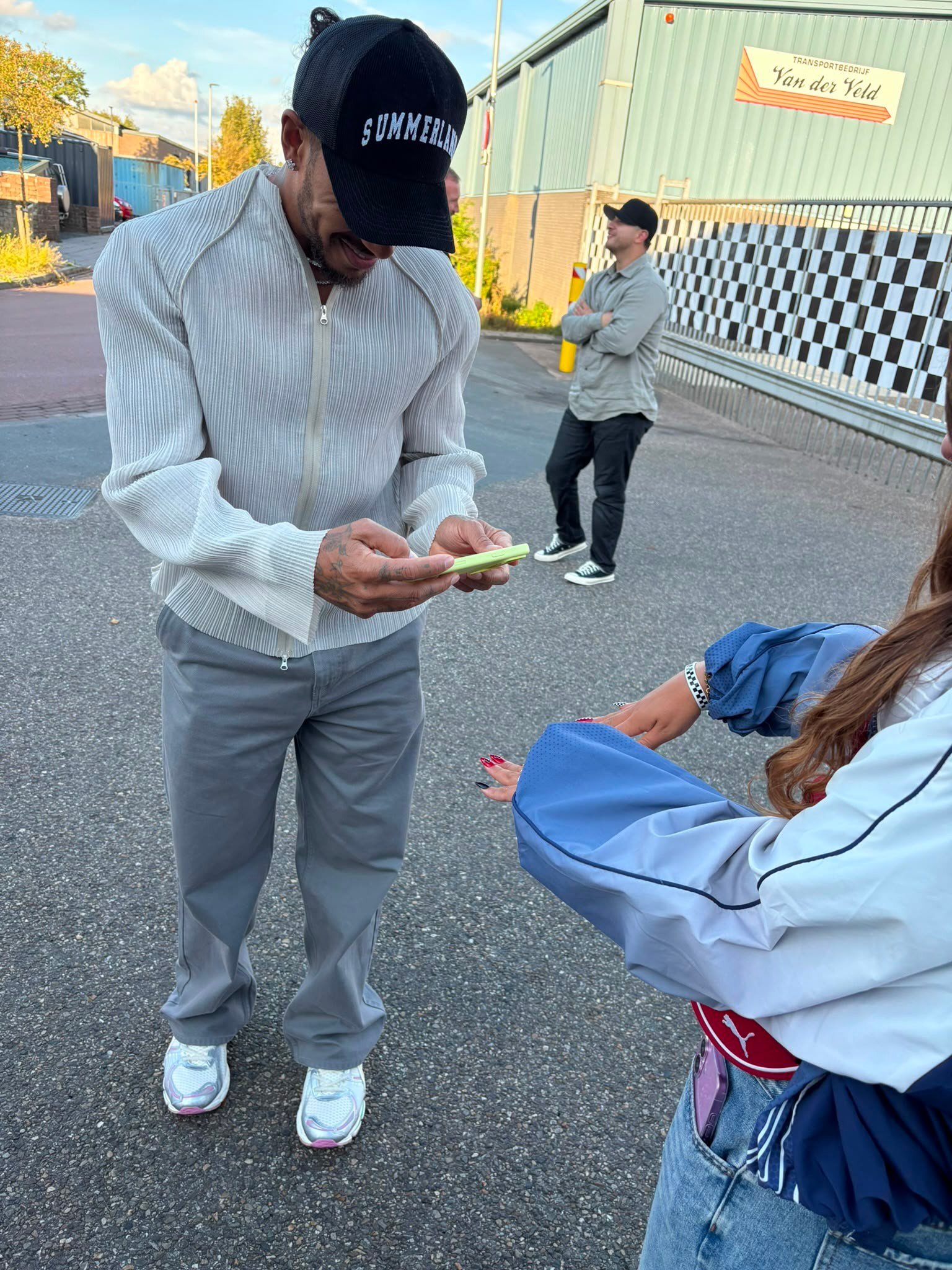 Fã brasileira encanta Hamilton com unhas estilizadas antes do GP da Holanda