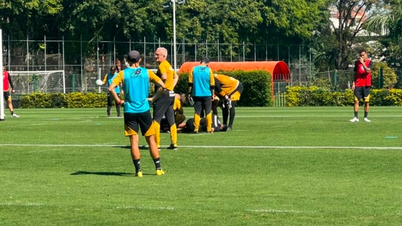 Victor Sá se machuca em dividida com Wendell e deixa treino do São Paulo