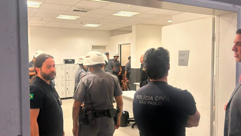 Torcedores de Corinthians e Rosario são levados pela PM a Juizado após confusão na arena