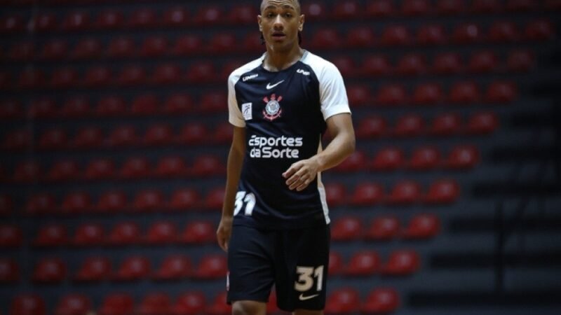 Joia do futsal do Corinthians treina em campo a pedido de Diniz
