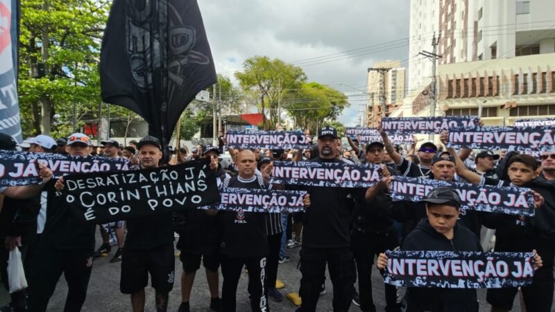 Torcida do Corinthians protesta no Parque São Jorge: “Por bem, por mal, intervenção judicial”