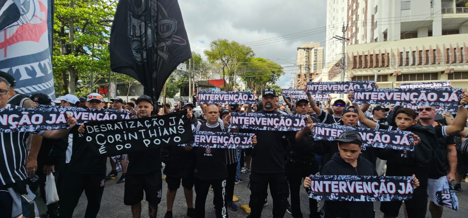 Torcida do Corinthians protesta no Parque São Jorge: “Por bem, por mal, intervenção judicial”