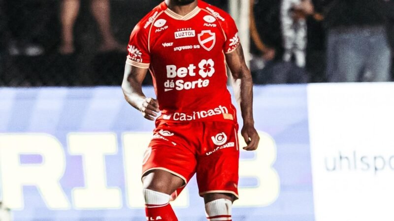 Hayner celebra 300 jogos na carreira e valoriza trajetória