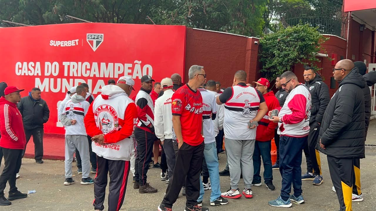 Membros de torcidas organizadas do São Paulo se reúnem com elenco e diretoria no CT