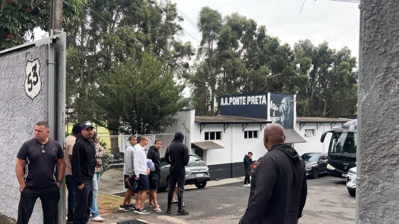 Elenco da Ponte paralisa as atividades por causa dos salários atrasados