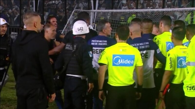 Diretoria do Vasco cobra árbitro por expulsão de Barros e causa confusão no intervalo de jogo