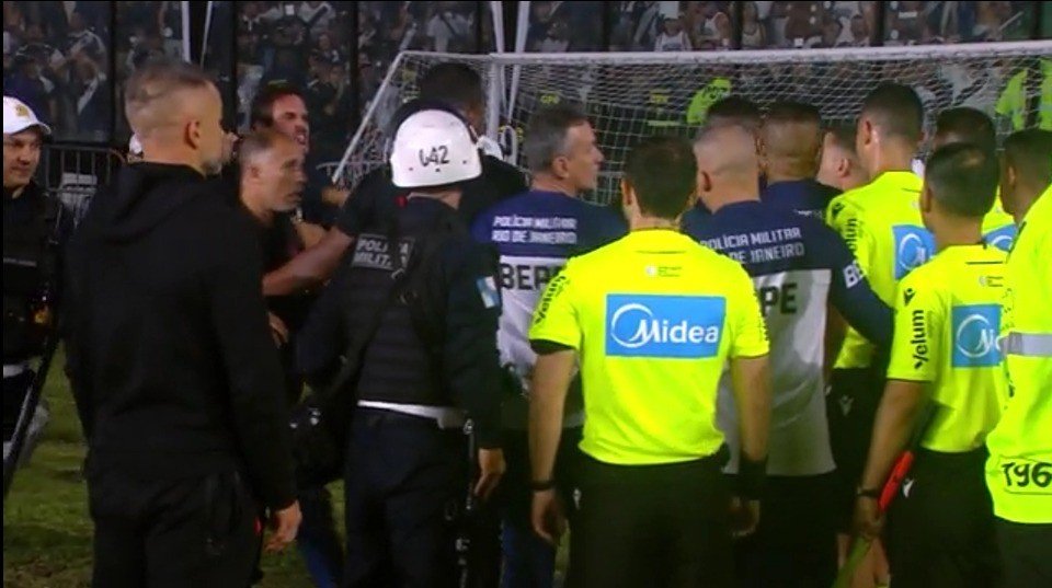 Diretoria do Vasco cobra árbitro por expulsão de Barros e causa confusão no intervalo de jogo