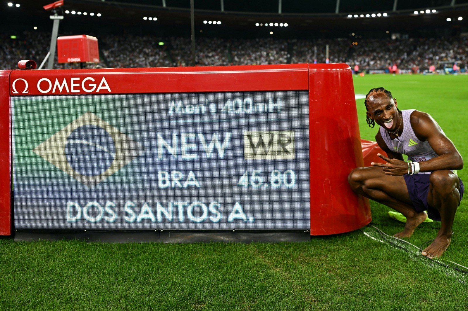 Alison dos Santos bate recorde mundial nos 400m com barreiras em etapa da Diamond League