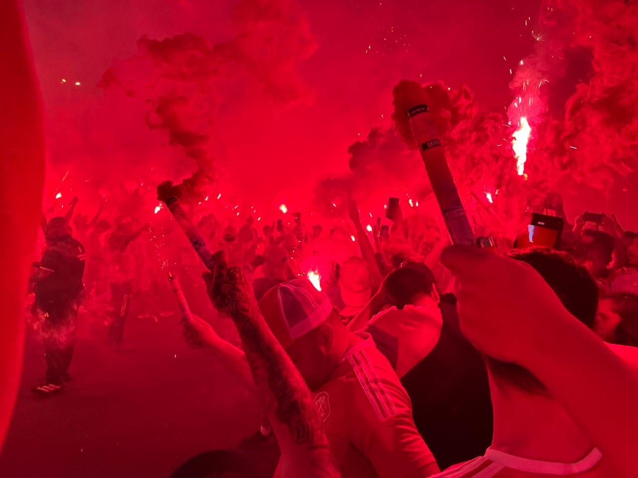 “Ruas de fogo”: veja como foi a festa da torcida do Inter antes do Gre-Nal 453