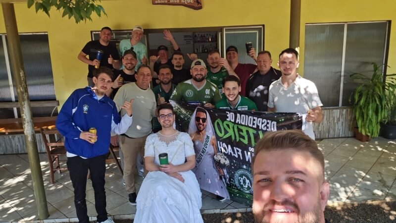 Noivo da Chapecoense: a história por trás da despedida de solteiro inusitada em jogo do Brasileirão