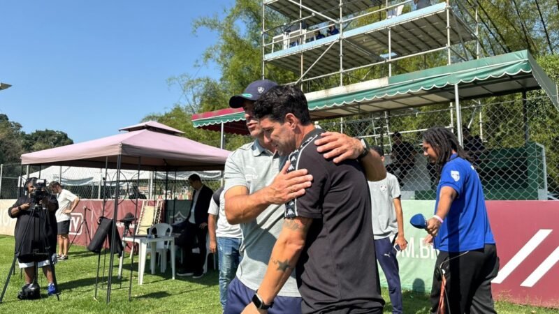 Fred e Thiago Neves se abraçam em reencontro como técnicos no sub-20: “Depois uma resenha”