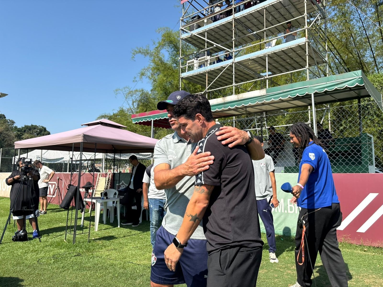 Fred e Thiago Neves se abraçam em reencontro como técnicos no sub-20: “Depois uma resenha”