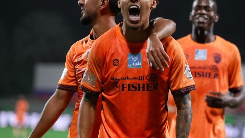 Ex-Flamengo e Palmeiras, Lázaro marca duas vezes e garante vitória do Al Fayha na Arábia