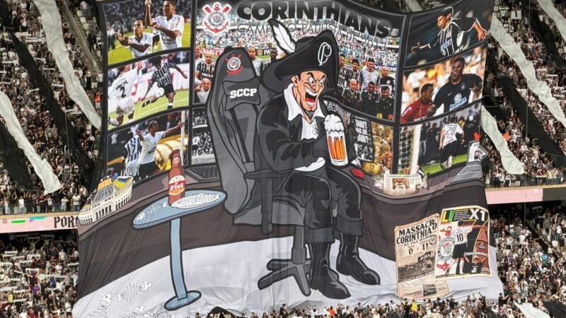 Torcida do Corinthians provoca Santos com mosaico na Arena