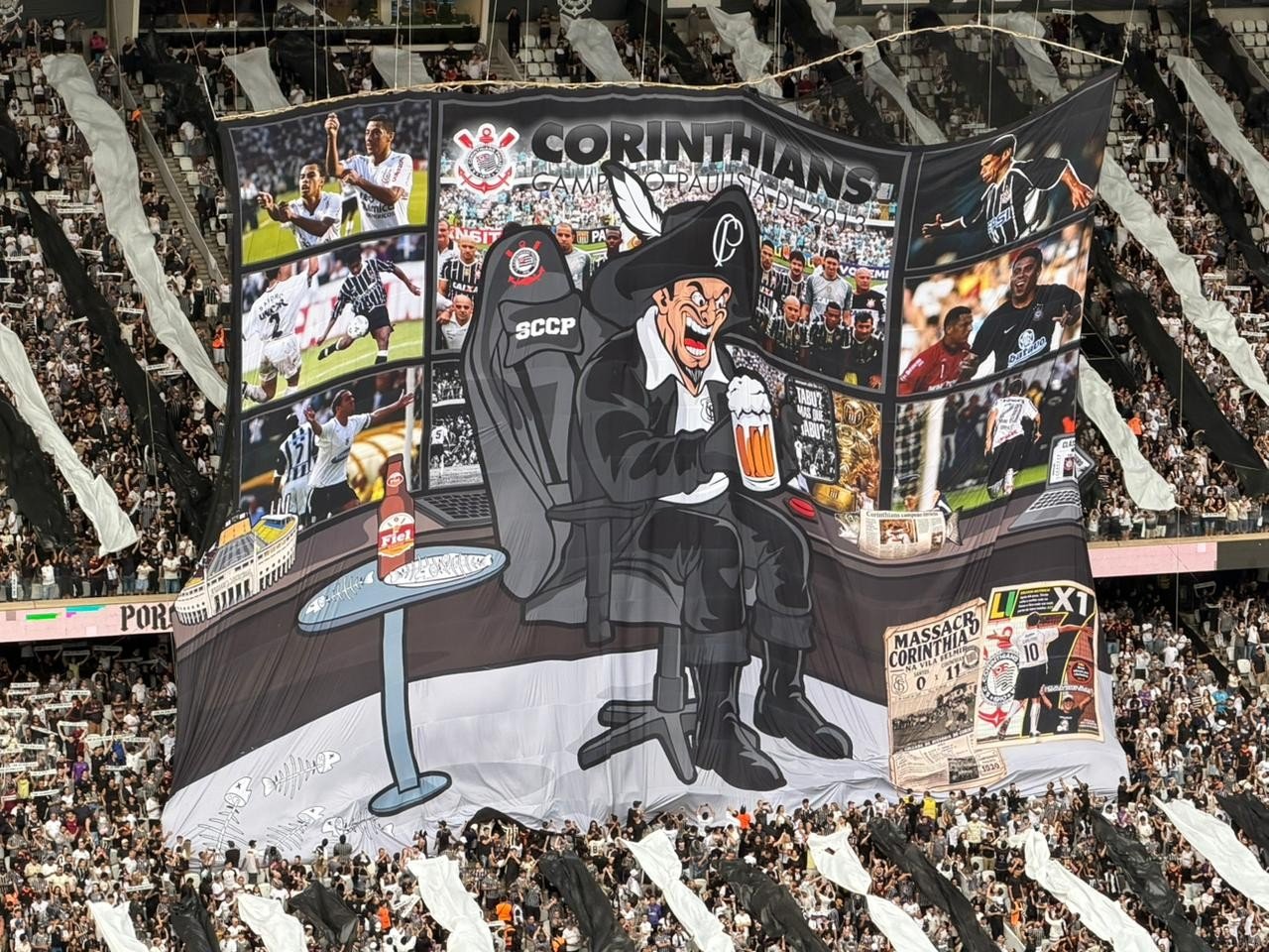 Torcida do Corinthians provoca Santos com mosaico na Arena