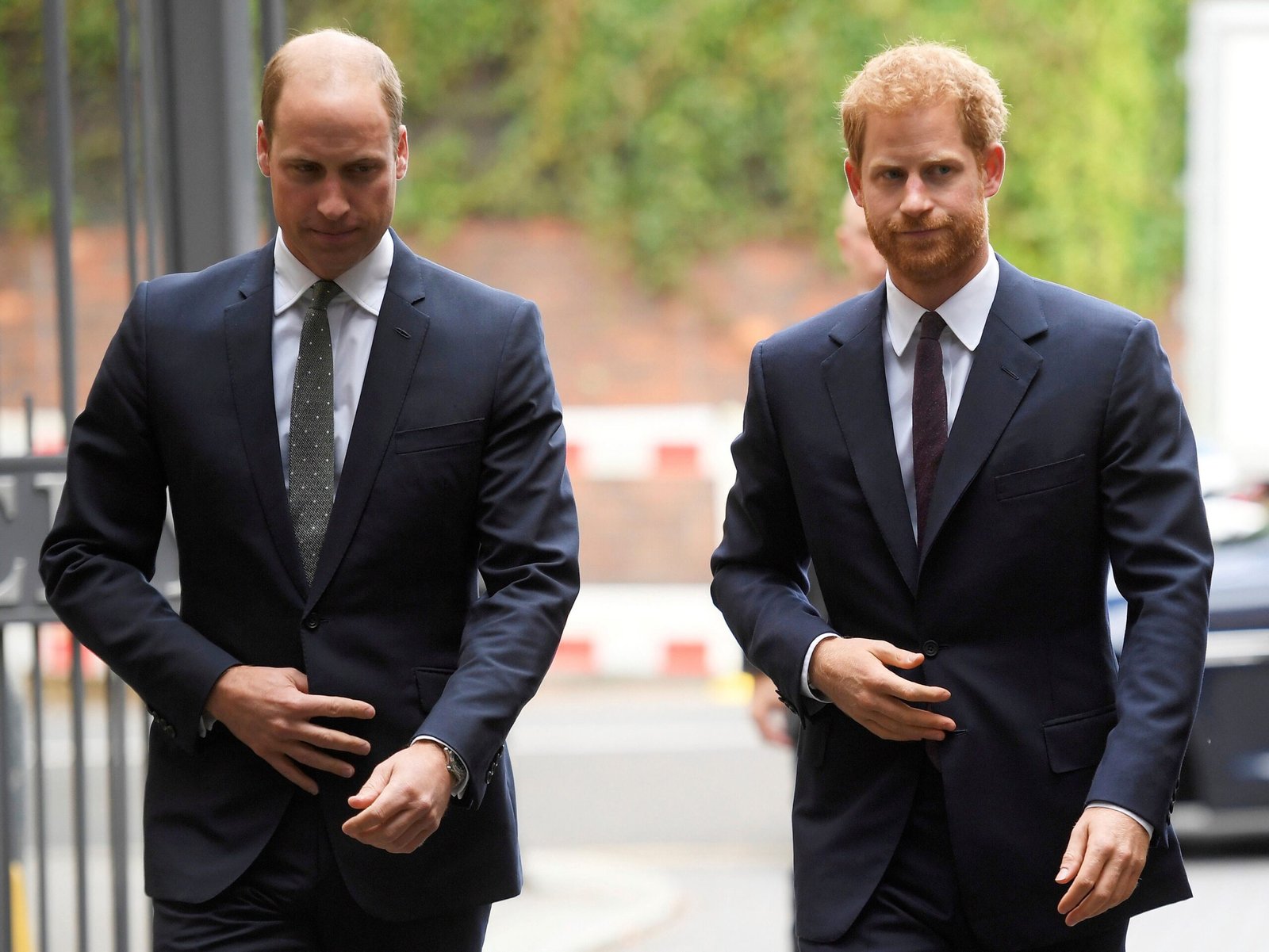 Volta de Harry ao Reino Unido não deve significar reconciliação imediata com William, dizem especialistas