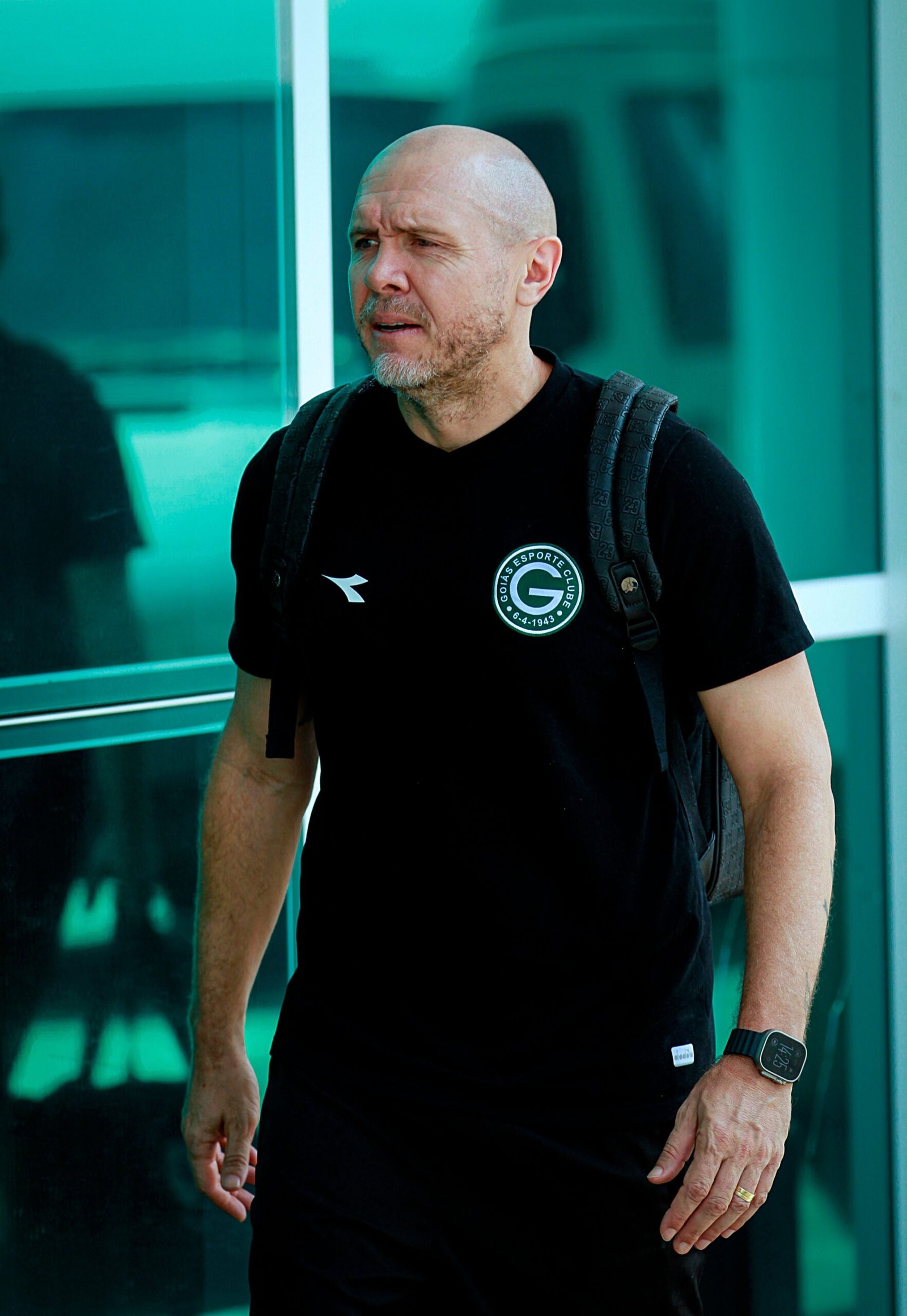 Mozart cutuca diretoria do Goiás após derrota no clássico contra o Atlético-GO