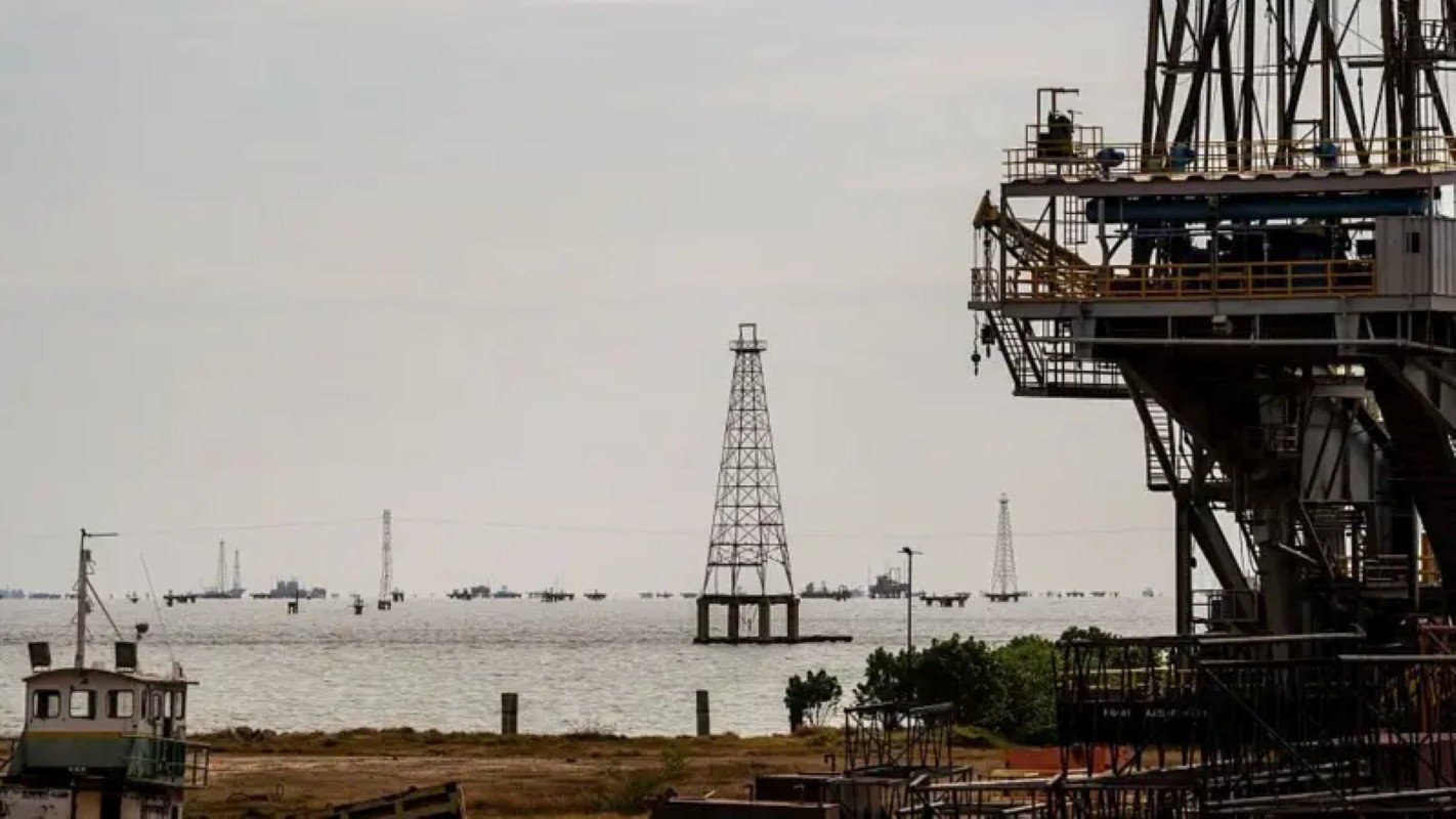 Preços do petróleo sobem quase 3% após novos ataques à Arábia Saudita e ao Estreito de Ormuz