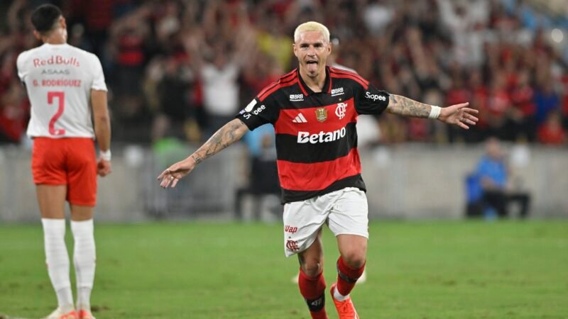 Análise: Flamengo volta a arriscar resultado mesmo com domínio e vence após acerto tático