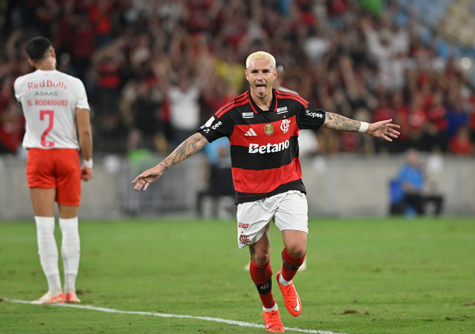 Análise: Flamengo volta a arriscar resultado mesmo com domínio e vence após acerto tático