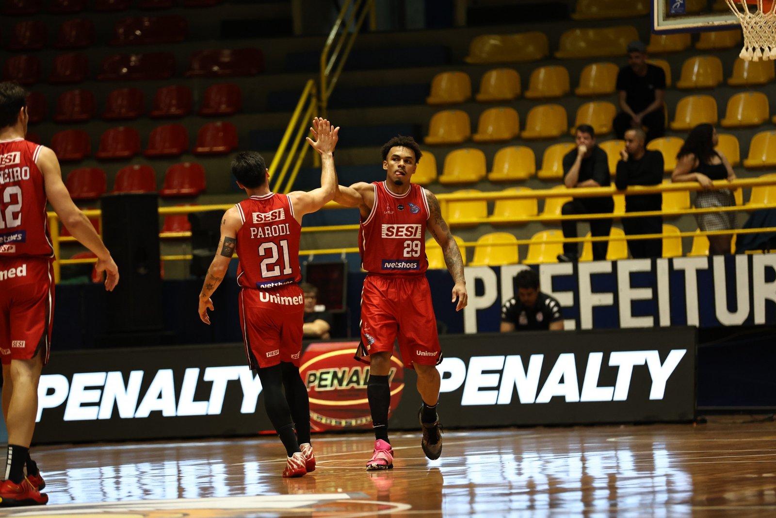 Franca supera começo ruim, vence Paulistano e fica perto da final estadual