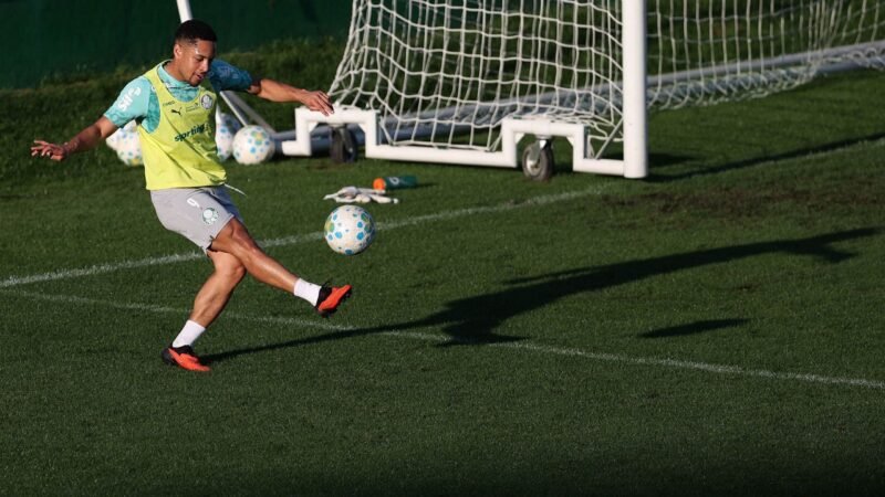 Vitor Roque melhora no Palmeiras depois de cobrança, e Abel explica por que ele ainda não está 100%