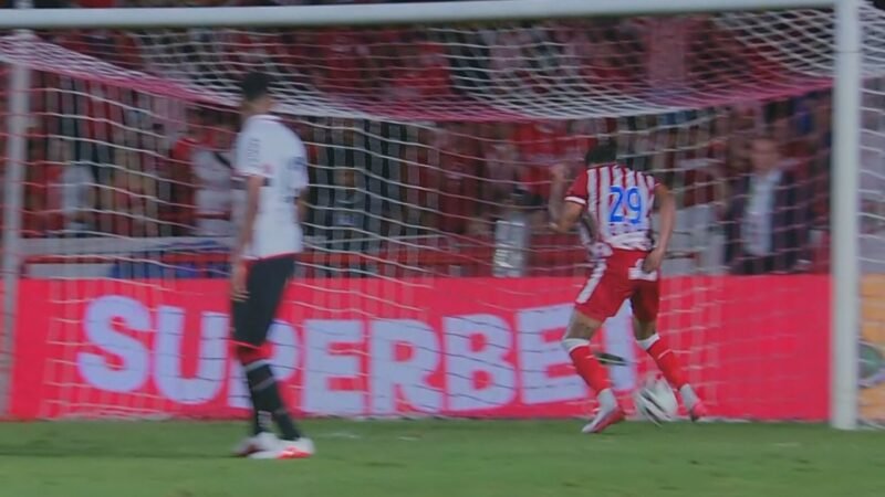 Inacreditável FC: atacante do Náutico perde gol sozinho na pequena área; veja vídeo