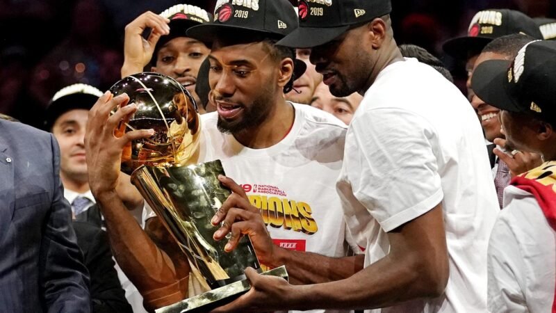 Kawhi Leonard acerta retorno aos Raptors após fim de bloqueio em troca
