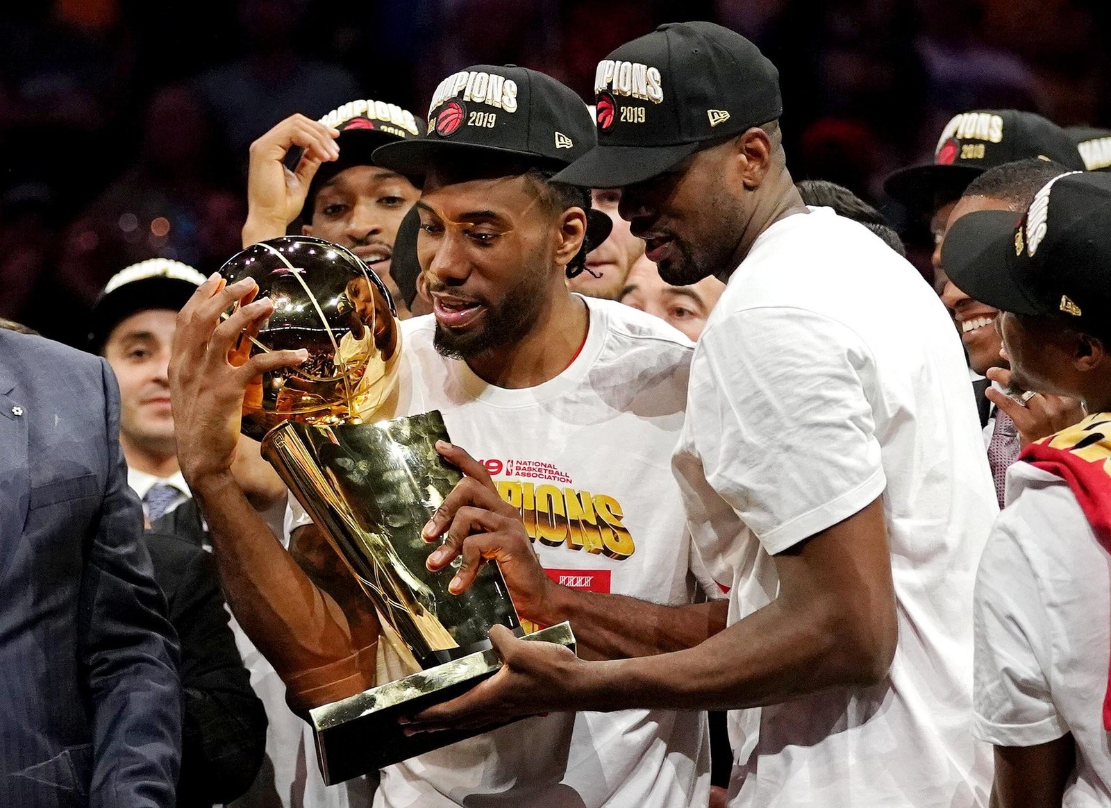 Kawhi Leonard acerta retorno aos Raptors após fim de bloqueio em troca