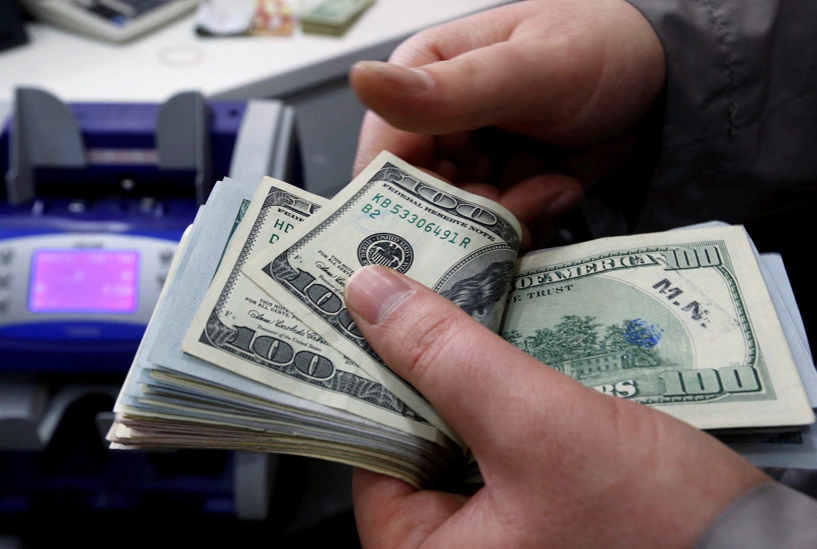 Dólar abre em alta, de olho em ata do Copom e Lula na ONU