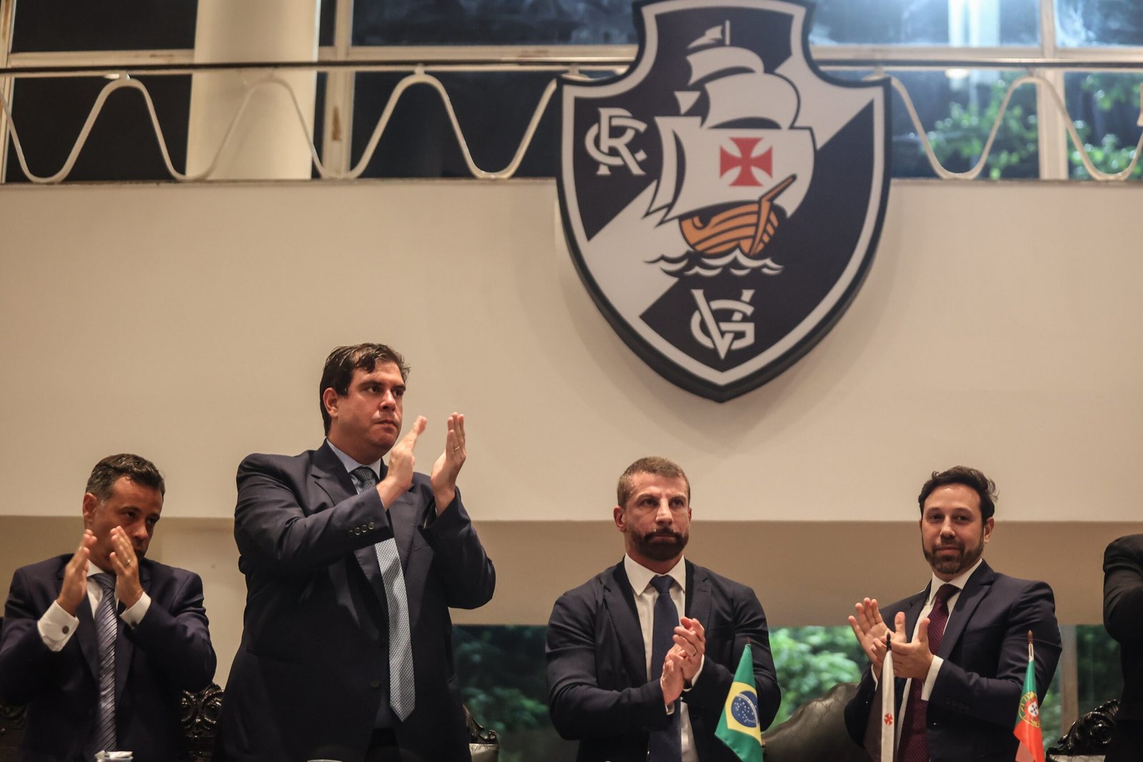 Polícia investiga ex-jogador e dirigente do Vasco por suposta tentativa de fraude em recuperação judicial