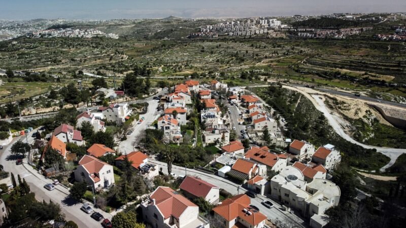 Reino Unido e França e mais 10 países anunciam sanções a assentamentos na Cisjordância e acusam Israel de ‘limpeza étnica’