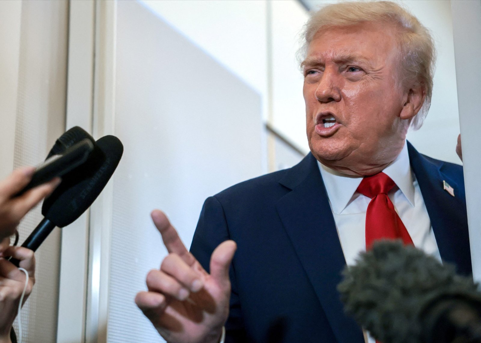 Após Trump banir acesso de meios à Casa Branca, jornalista é impedida de entrar