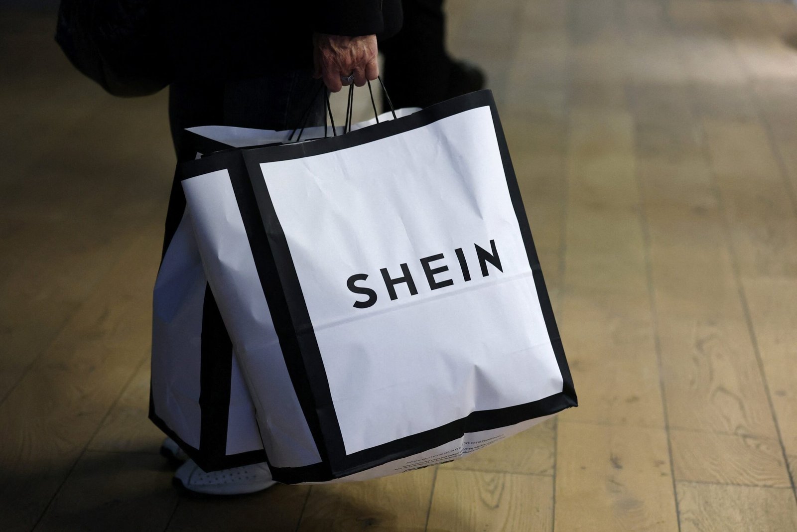 Shein tem estreia discreta na Bolsa de Hong Kong e arrecada US$ 1,7 bilhão