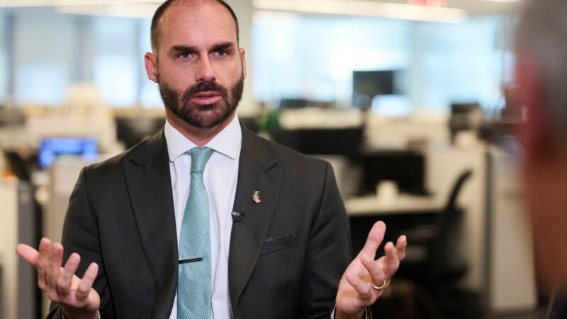 Conheça a carreira de escrivão da PF, cargo de Eduardo Bolsonaro que paga mais de R$ 14 mil no início