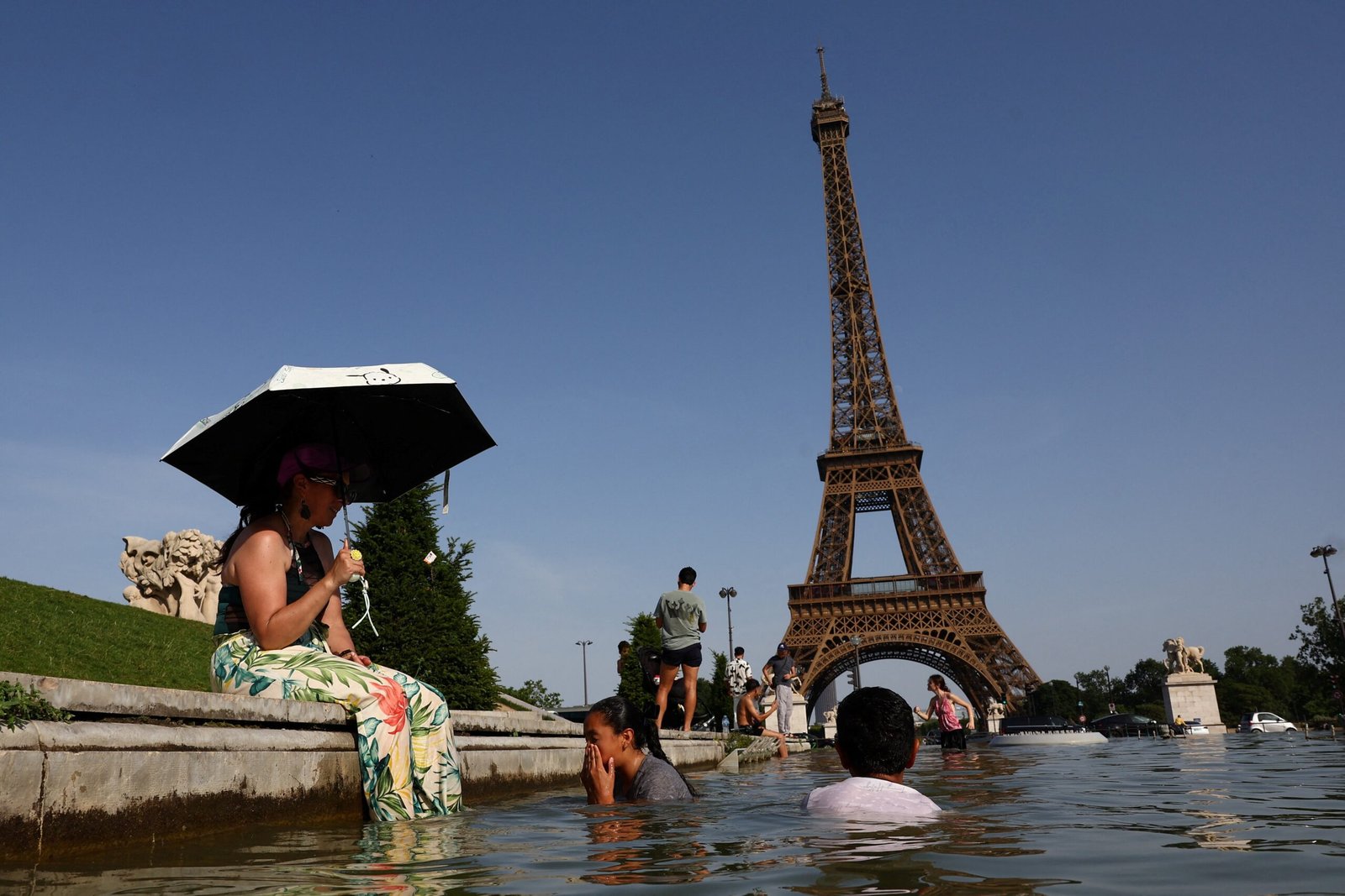 Paris investiga exclusão de funcionárias mulheres durante visita de grupo hindu à Torre Eiffel; entenda