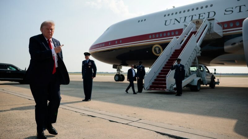 Após juiz mandar Trump devolver acesso a veículos de comunicação à Casa Branca, TV é barrada em voo no Air Force One, diz jornal