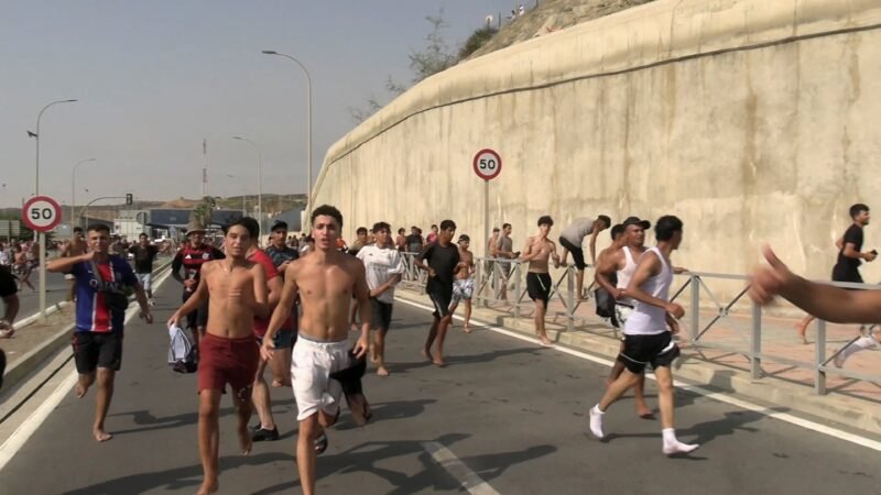 Justiça da Espanha abre investigação sobre chegada massiva de migrantes em Ceuta