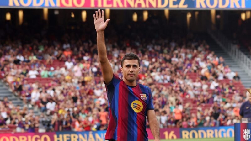 Rodri é flagrado criticando time do Valencia em goleada do Barcelona: “Muito fracos”