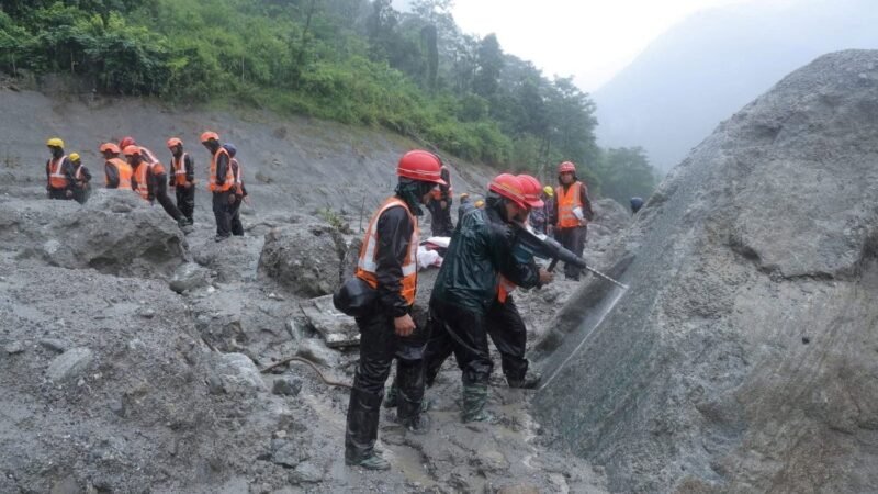 A corrida contra o tempo para resgatar mais de 600 trabalhadores presos em túneis após avalanche no Nepal e no Tibete
