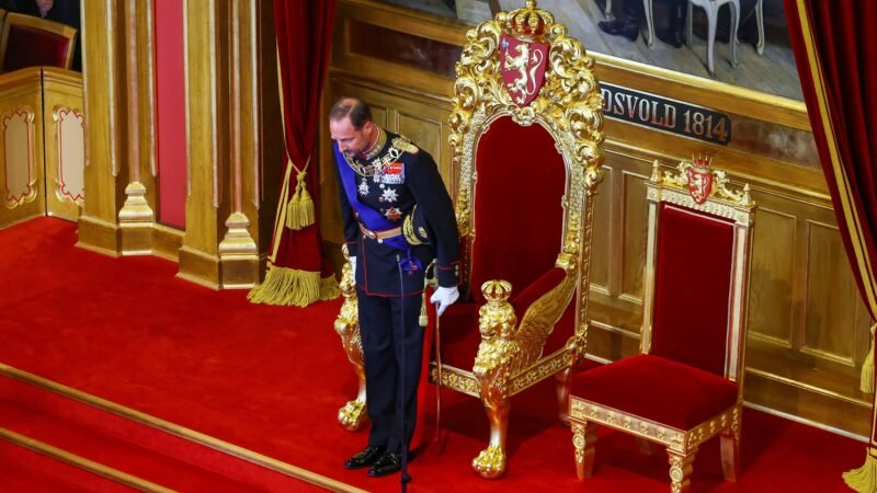 Novo rei da Noruega faz juramento no Parlamento do país