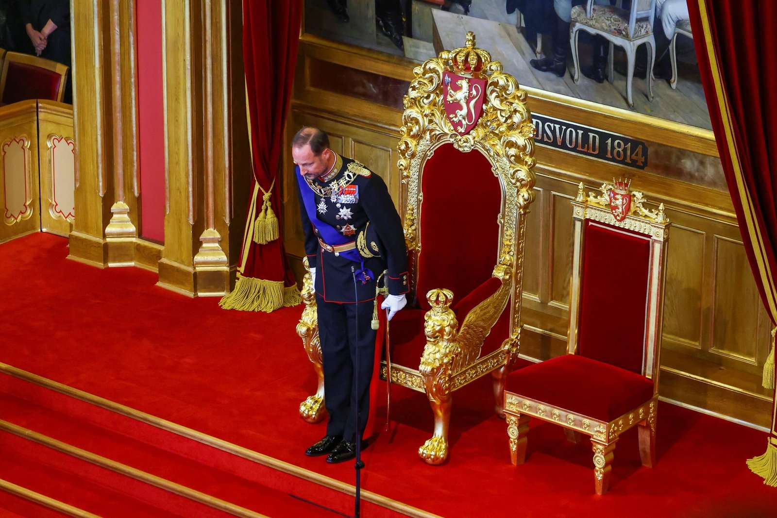 Novo rei da Noruega faz juramento no Parlamento do país