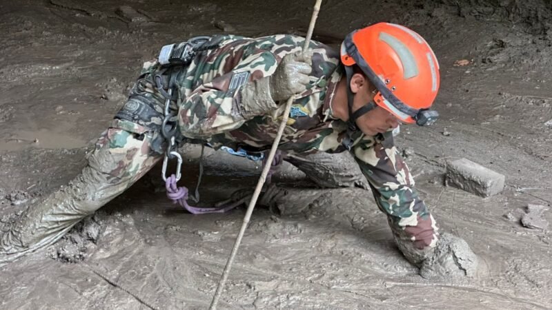 Água invadiu túnel e precisei correr por 20 minutos, diz trabalhador nepalês que sobreviveu a avalanche