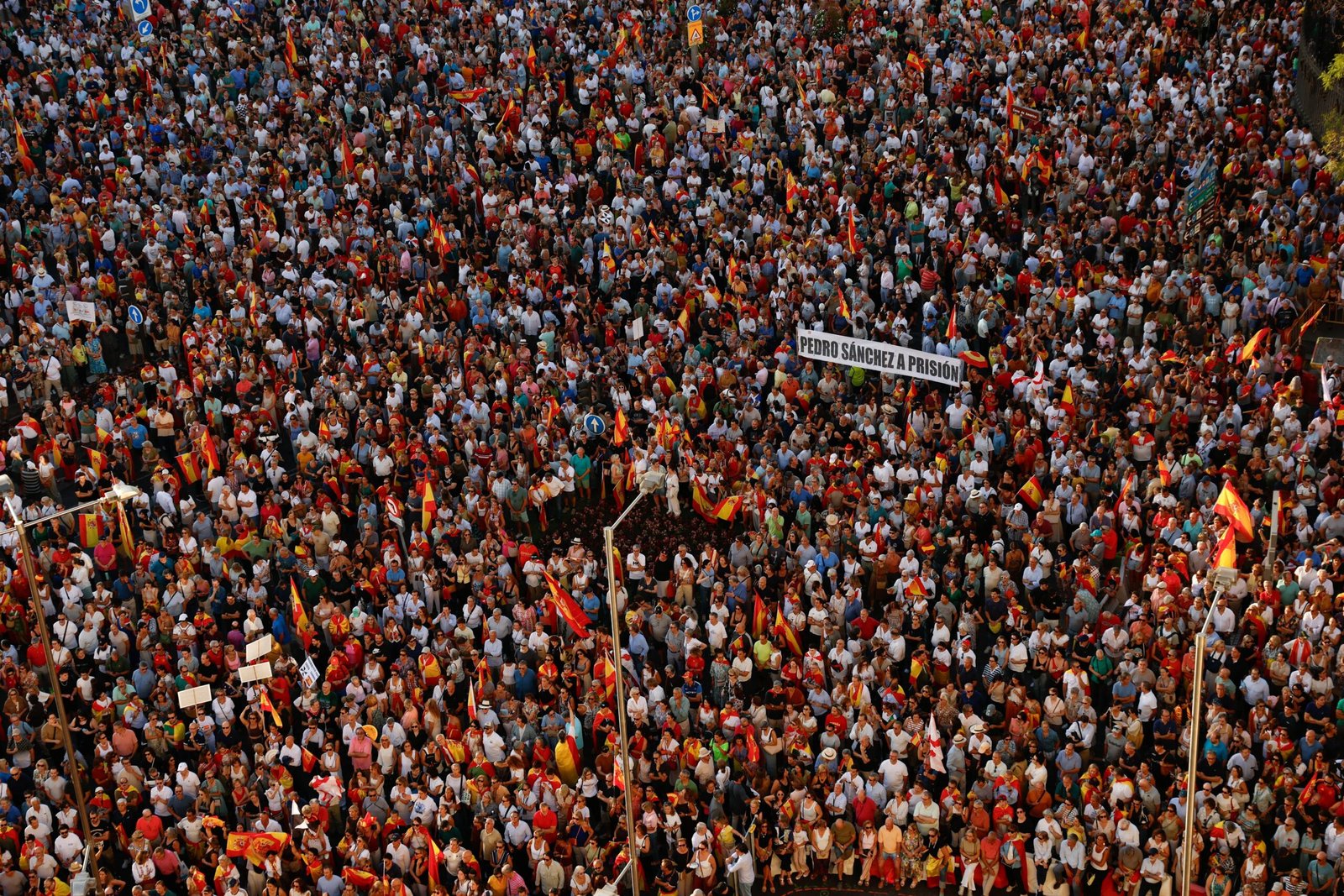 ‘Make Ceuta Great Again’: Milhares vão às ruas na Espanha para protestar contra ‘invasão’ de imigrantes