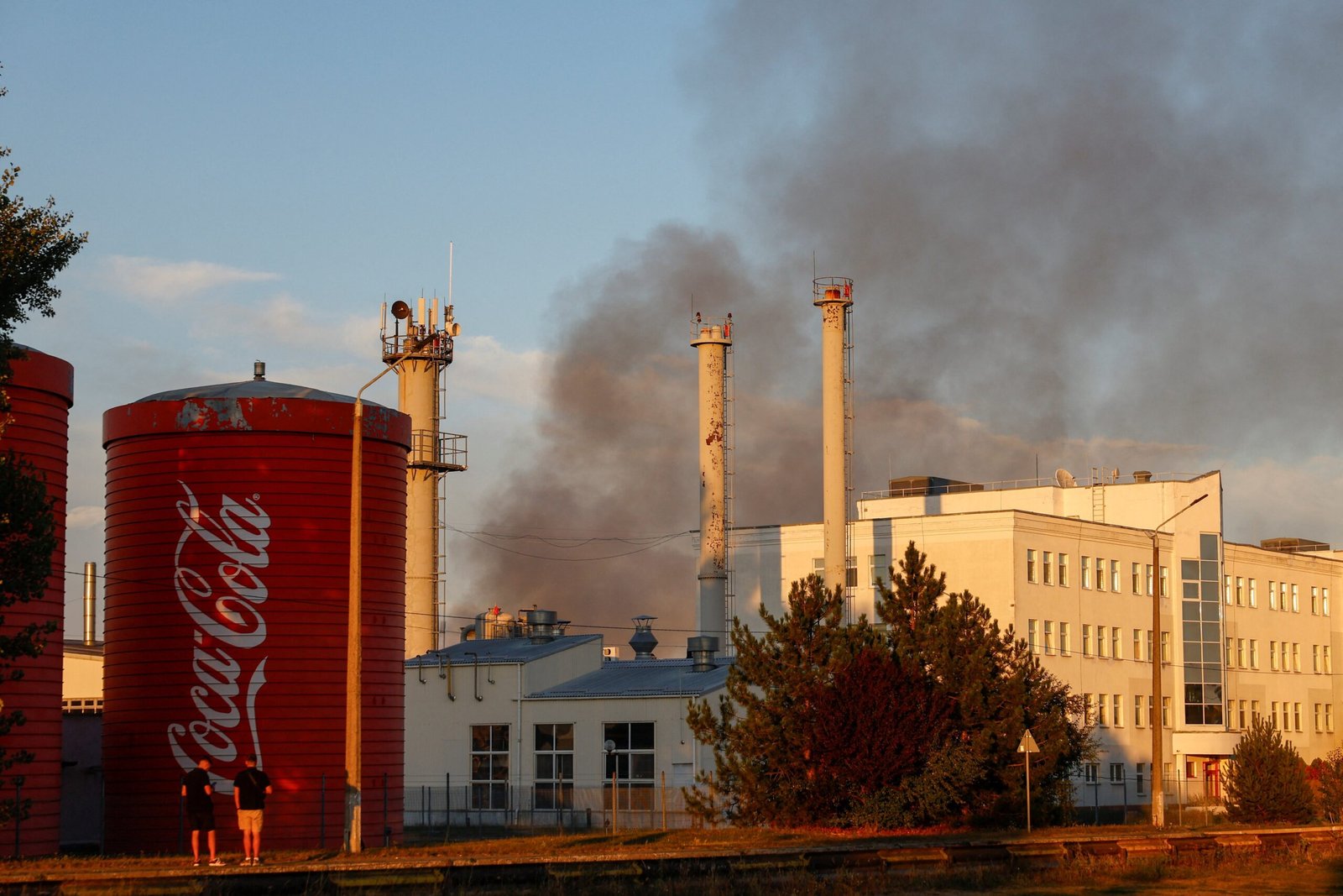 Drones russos atingem fábrica da Coca-Cola na Ucrânia: ‘Claro sinal aos EUA’, diz presidente