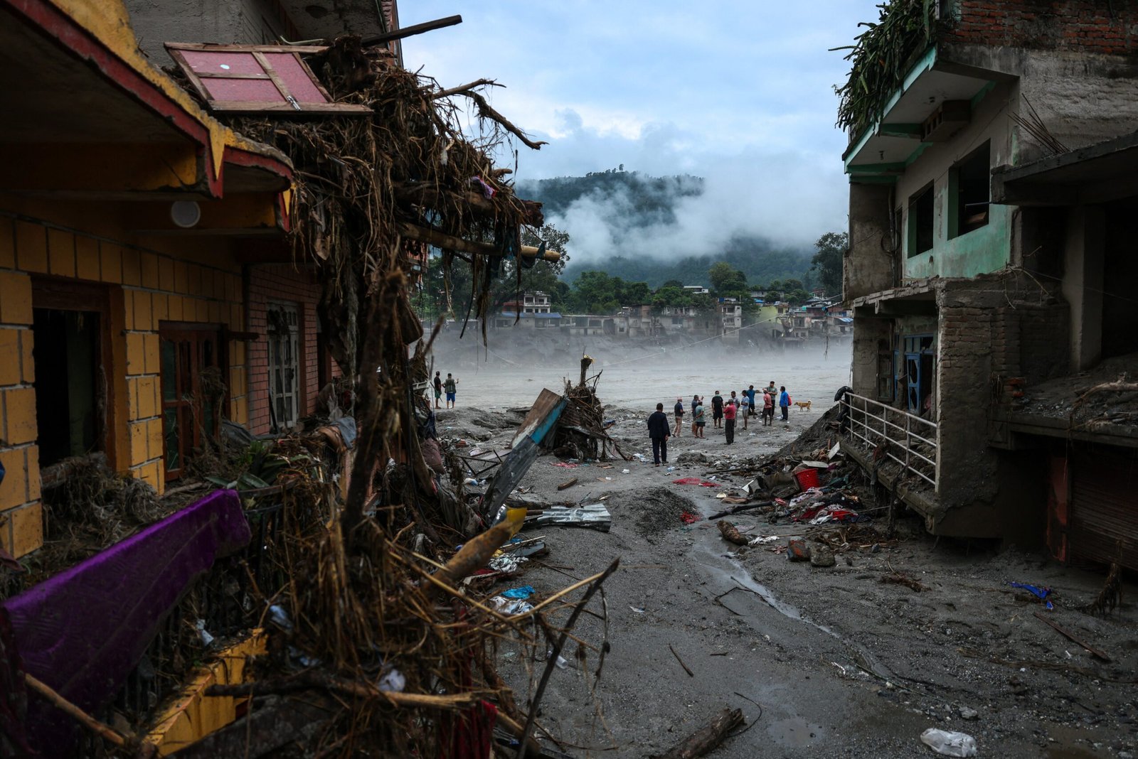 Nepal resgata 2 trabalhadores de túnel 9 dias após enchentes
