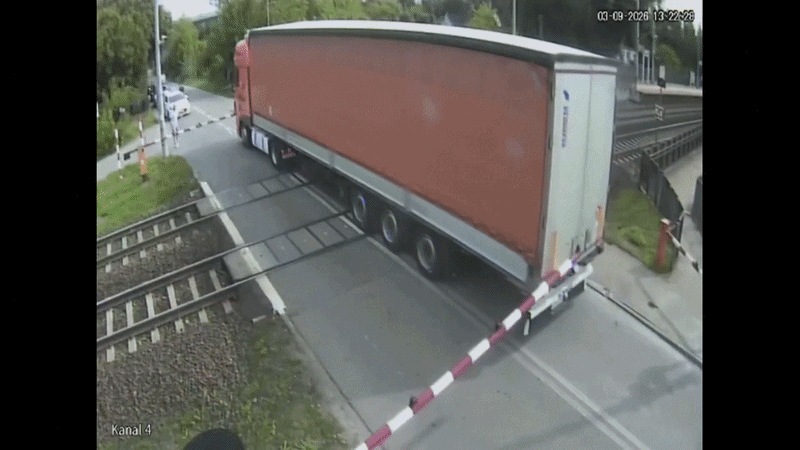 VÍDEO: caminhão é atingido em cheio por trem na Polônia