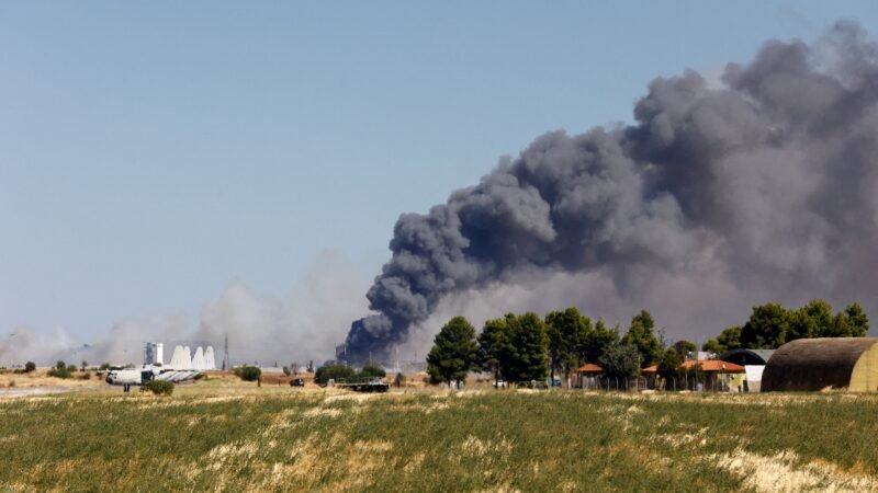 Caça explode ao cair em exibição aérea na Grécia; pilotos morrem