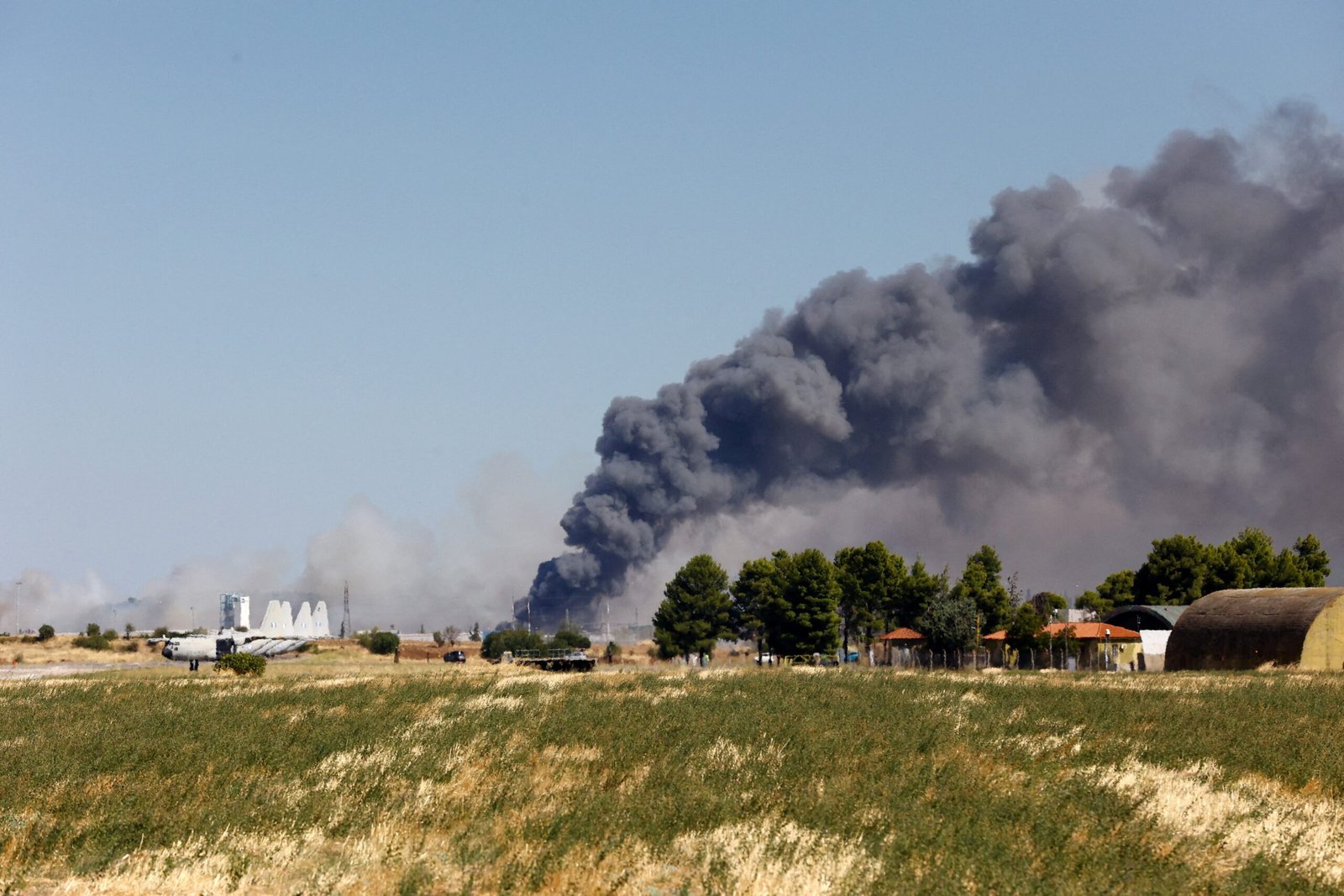 Caça explode ao cair em exibição aérea na Grécia; pilotos morrem